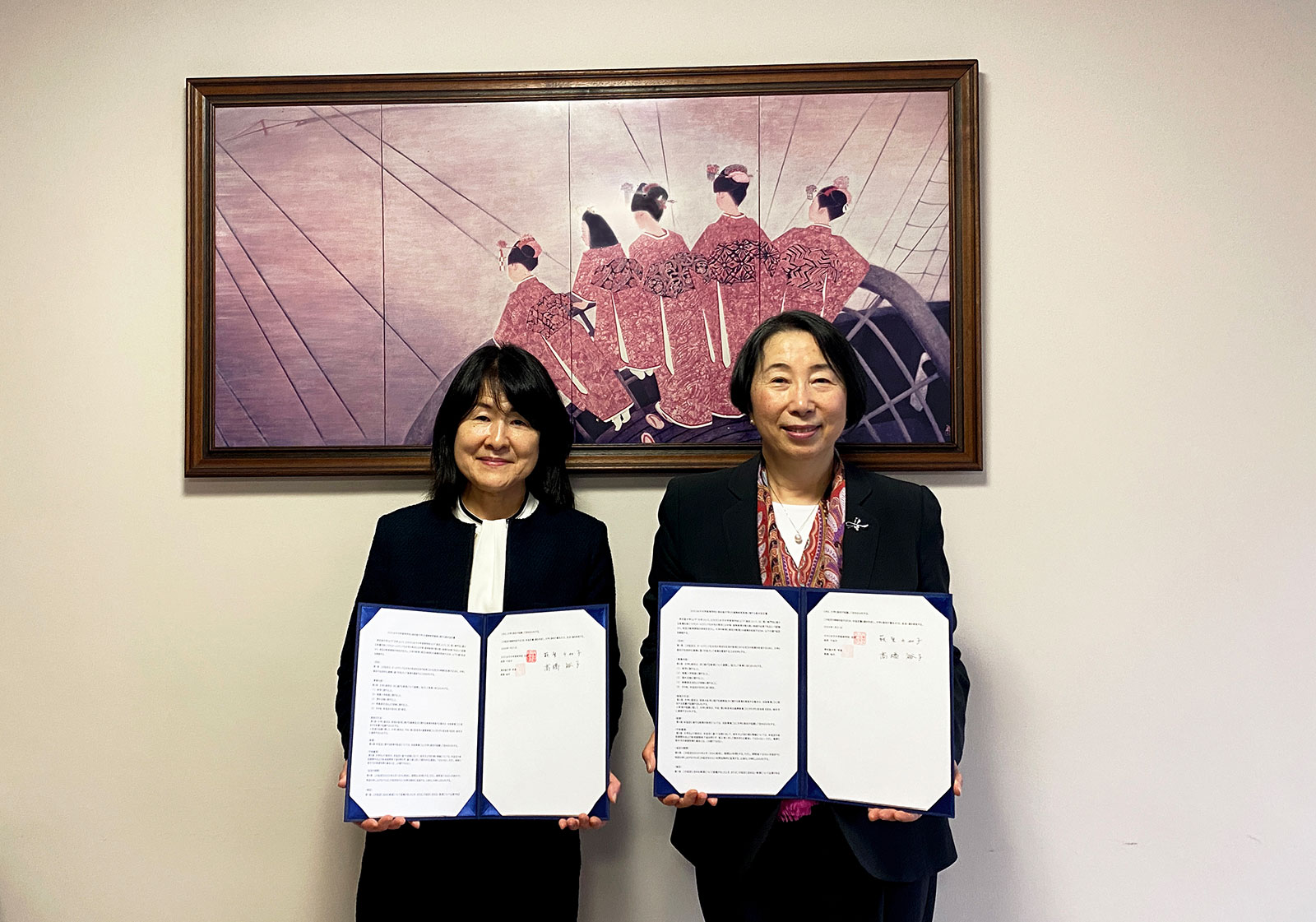 写真（後列左から）（前列左から）髙橋裕子津田塾大学学長　1600＊1028